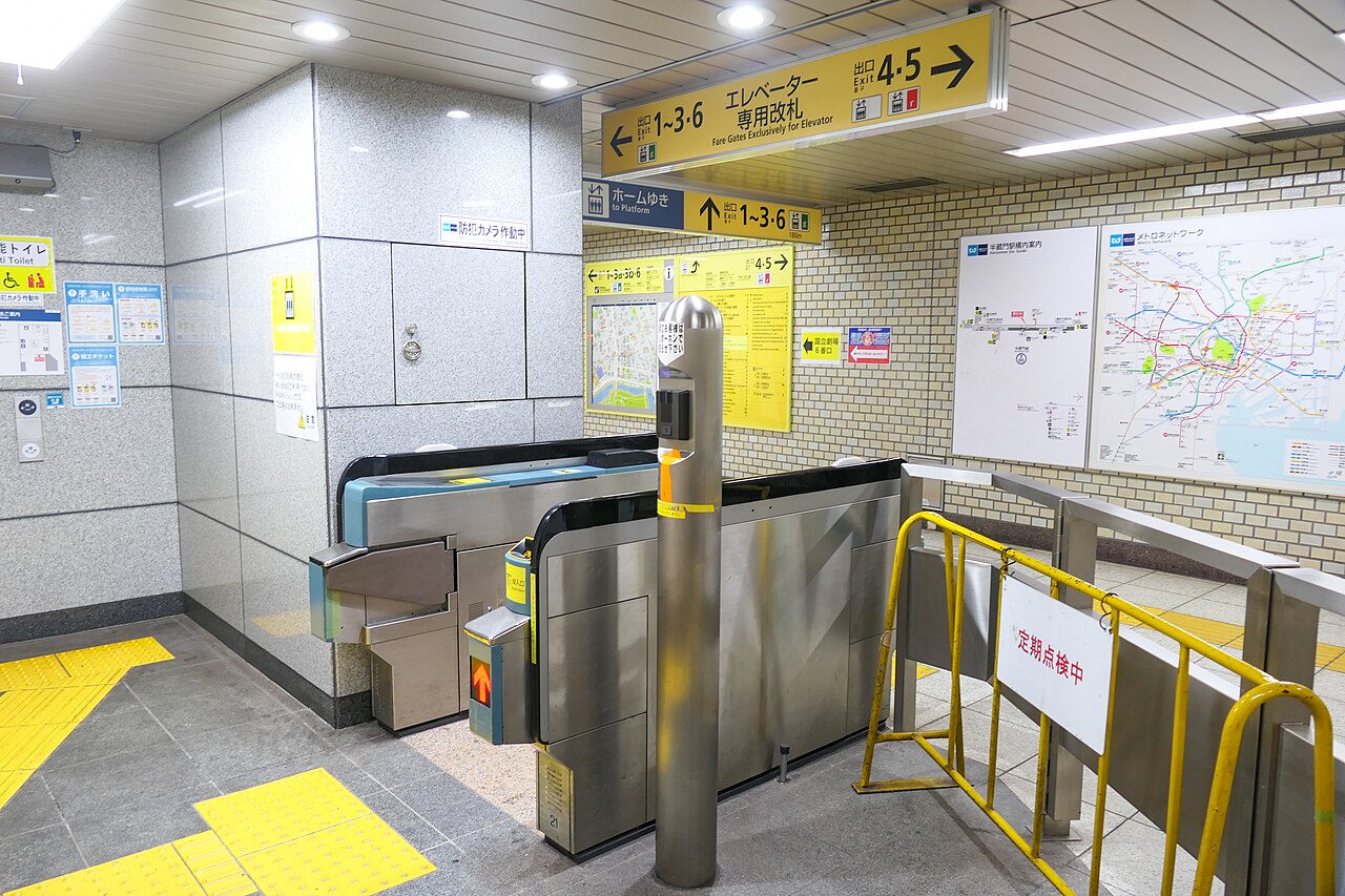 Elevator-only ticket gates at Tokyo Metro Hanzomon Station